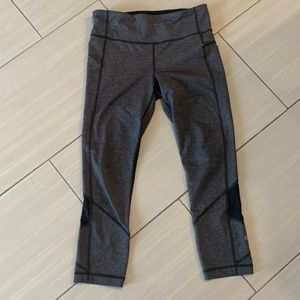 Women’s Lululemon inspire crop leggings, charcoal w/black Size 6